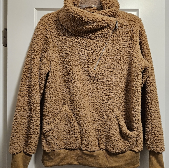 Fuzzy fleece pullover top - Picture 2 of 5